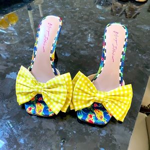 Betsy Johnson open toe mule never worn